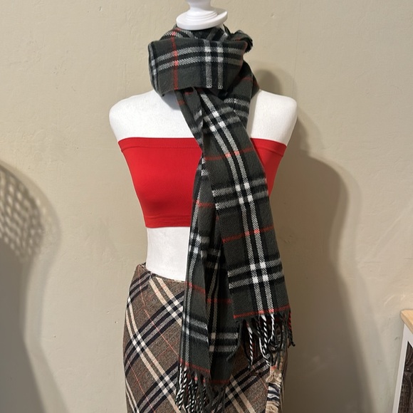 Burberrys of London Scarf - Picture 5 of 5